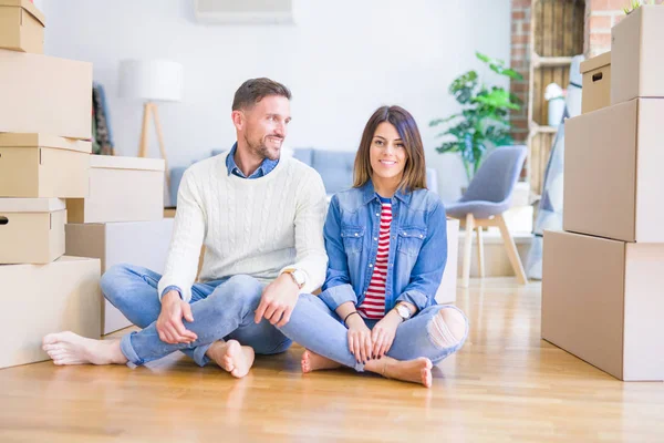 Feliz Pareja Moviéndose Nuevo Piso — Foto de Stock