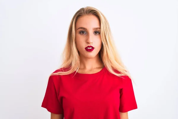 Jonge Mooie Vrouw Draagt Rode Casual Shirt Staan Geïsoleerde Witte — Stockfoto