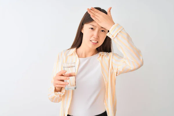 Joven Mujer China Con Gafas Bebiendo Vaso Agua Sobre Fondo —  Fotos de Stock