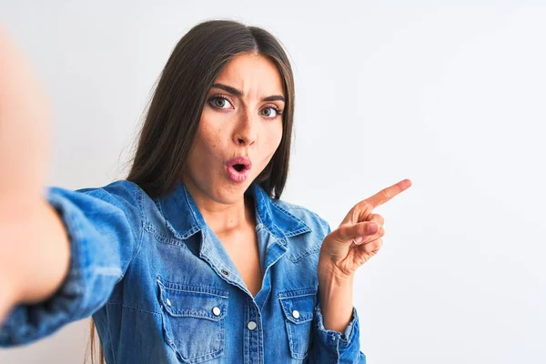 Hermosa Mujer Con Camisa Mezclilla Hacer Selfie Por Cámara Sobre — Foto de Stock