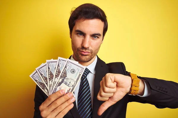 Joven Hombre Negocios Guapo Con Traje Sosteniendo Dólares Sobre Fondo — Foto de Stock