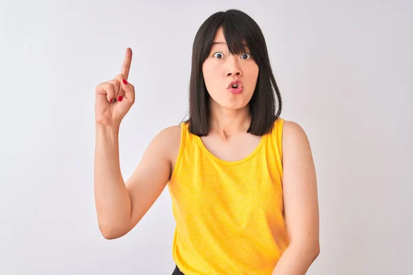 Jonge Mooie Chinese Vrouw Draagt Geel Shirt Geïsoleerde Witte Achtergrond — Stockfoto