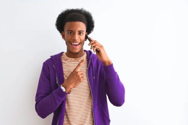 Joven Afroamericano Hombre Hablando Teléfono Inteligente Pie Sobre Fondo Blanco — Foto de Stock
