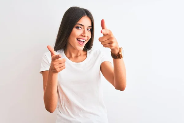 Mujer Hermosa Joven Con Camiseta Casual Pie Sobre Fondo Blanco —  Fotos de Stock