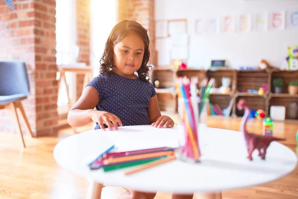 Bella Bambina Disegno Carino Disegnare Utilizzando Matite Colorate Alla Scuola — Foto Stock