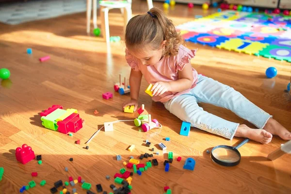 Schöne Blonde Kleinkind Mädchen Spielt Mit Zug Kindergarten — Stockfoto