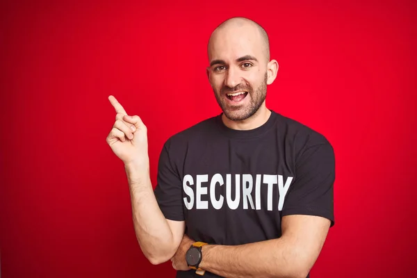 Jovem Homem Segurança Vestindo Uniforme Segurança Sobre Fundo Vermelho Isolado — Fotografia de Stock