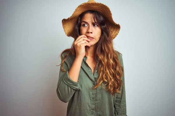 Jovem Mulher Bonita Férias Vestindo Camisa Verde Chapéu Sobre Fundo — Fotografia de Stock