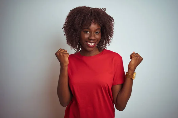 Jonge Afrikaanse Vrouw Met Een Rood Shirt Een Geïsoleerde Witte — Stockfoto