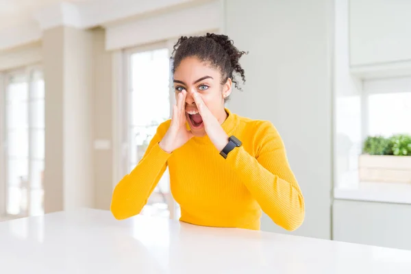 Beautiful African American Woman Afro Hair Wearing Casual Yellow Sweater — Stock Photo, Image