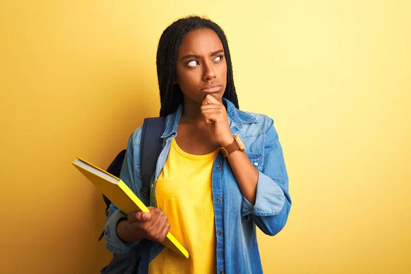 Afroamerikansk Student Kvinna Bär Ryggsäck Och Boka Över Isolerad Gul — Stockfoto