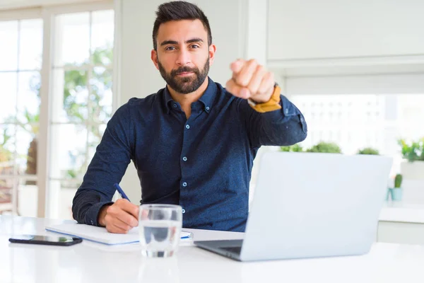 Hombre Hispano Guapo Trabajando Con Computadora Escribiendo Papel Señalando Con — Foto de Stock