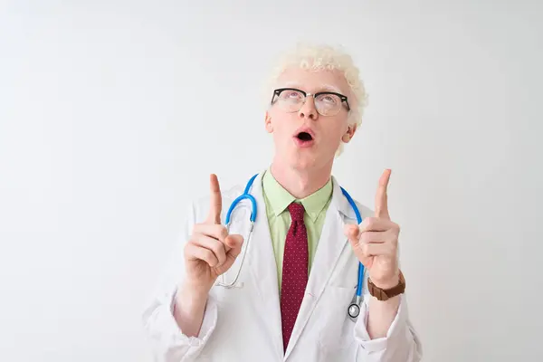 Giovane Medico Albino Uomo Indossando Stetoscopio Piedi Sopra Isolato Sfondo — Foto Stock
