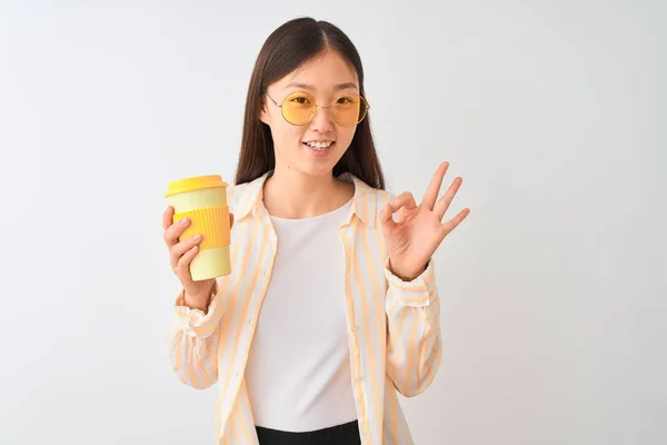 Νεαρή Κινέζα Γυναίκα Φορώντας Γυαλιά Πίνοντας Καφέ Πάνω Από Απομονωμένο — Φωτογραφία Αρχείου