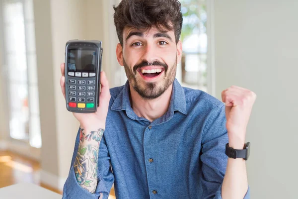 Mladý Muž Drží Datafone Místo Prodeje Jako Platbu Křičí Hrdě — Stock fotografie