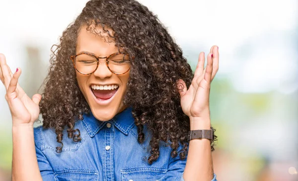 Jeune Belle Femme Aux Cheveux Bouclés Portant Des Lunettes Célébrant — Photo