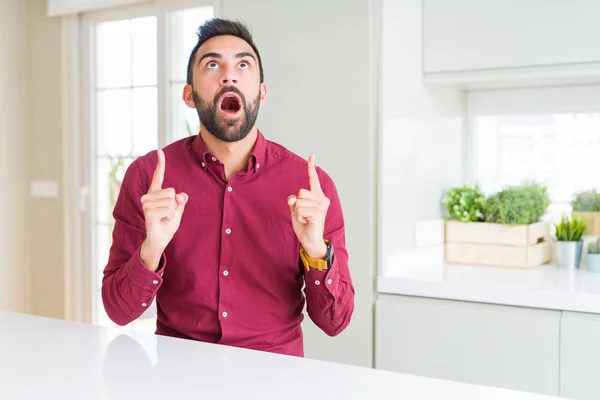 Hombre Negocios Hispano Guapo Asombrado Sorprendido Mirando Hacia Arriba Señalando —  Fotos de Stock