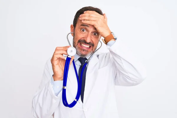 Arzt Mittleren Alters Mit Stethoskop Vor Isoliertem Weißem Hintergrund Gestresst — Stockfoto