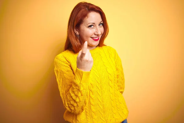 Mulher Ruiva Bonita Vestindo Camisola Inverno Sobre Fundo Amarelo Isolado — Fotografia de Stock