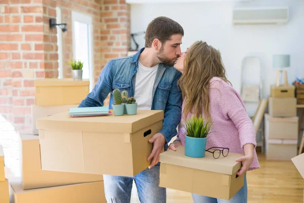 Junges schönes Paar sehr glücklich zusammen hält Pappschachtel — Stockfoto