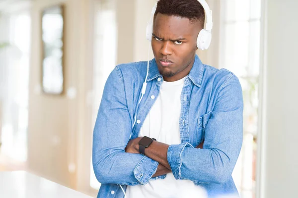 Афроамериканець Людина Носить Навушники Слухати Музику Скептик Нервувати Схваленням Вираз — стокове фото
