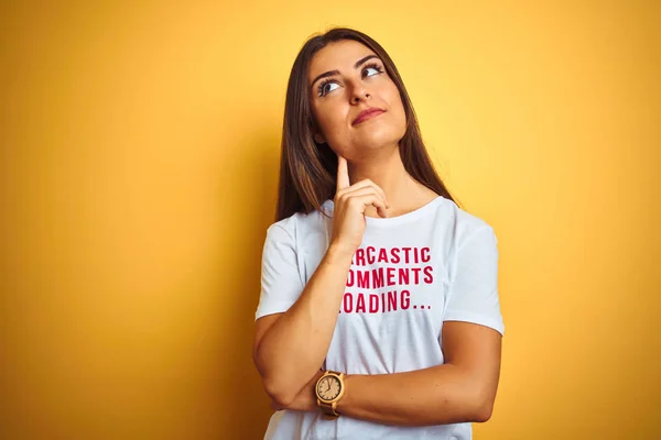 Bella Donna Che Indossa Maglietta Con Commenti Ironici Sfondo Giallo — Foto Stock