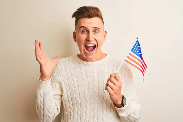 Ung Stilig Man Håller Usa Flagga Över Isolerad Vit Bakgrund — Stockfoto