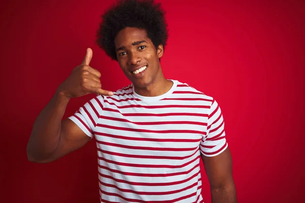 Jonge Afro Amerikaanse Man Met Afrohaar Gestreept Shirt Geïsoleerde Rode — Stockfoto