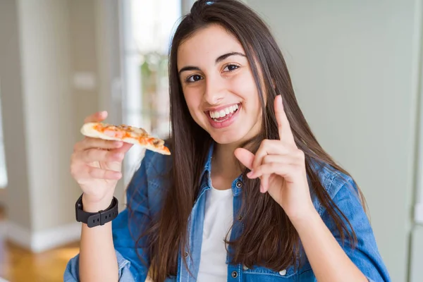 Красивая Молодая Женщина Ест Кусочек Вкусной Пиццы Удивленный Идеей Вопросом — стоковое фото