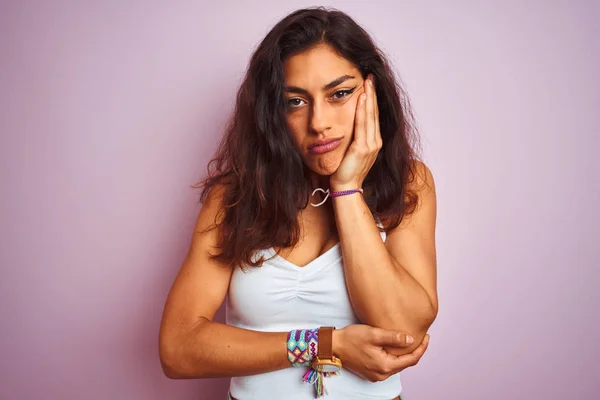 Jonge Mooie Vrouw Dragen Witte Shirt Staan Geïsoleerde Roze Achtergrond — Stockfoto