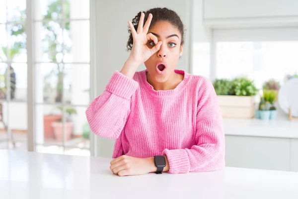 Bella Donna Afro Americana Con Capelli Afro Indossa Maglione Rosa — Foto Stock