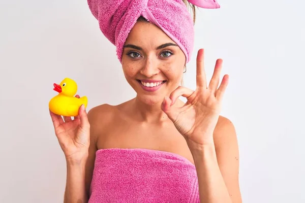 Jovem Mulher Bonita Usando Toalha Chuveiro Segurando Pato Sobre Fundo — Fotografia de Stock