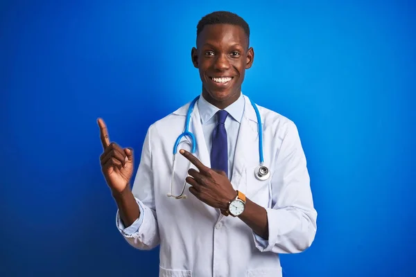 Africano Americano Médico Homem Vestindo Estetoscópio Sobre Fundo Azul Isolado — Fotografia de Stock