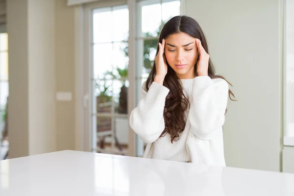 Ung Vacker Kvinna Hemma Vitt Bord Med Hand Huvudet För — Stockfoto