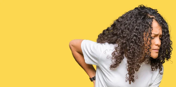 Wanita Muda Cantik Dengan Rambut Keriting Mengenakan Kaos Putih Menderita — Stok Foto