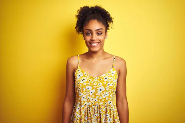 Afro Amerikaanse Vrouw Draagt Casual Bloemenjurk Staan Geïsoleerde Gele Achtergrond — Stockfoto