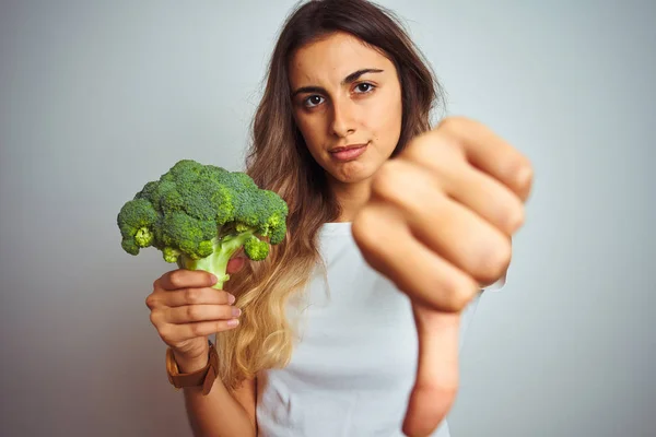 Ung Vacker Kvinna Äter Broccoli Över Grå Isolerad Bakgrund Med — Stockfoto