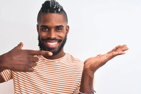 Afro Americano Homem Com Tranças Vestindo Listrado Shirt Sobre Isolado — Fotografia de Stock