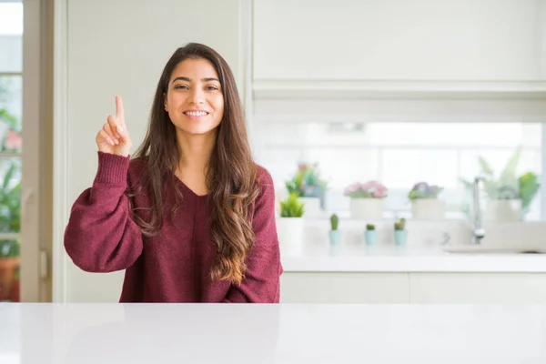 Ung Vacker Kvinna Hemma Visar Och Pekar Uppåt Med Finger — Stockfoto