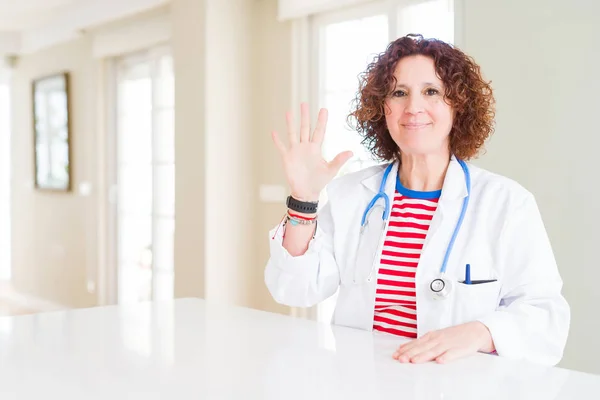 Medico Anziano Donna Indossa Vestaglia Medica Presso Clinica Mostrando Indicando — Foto Stock