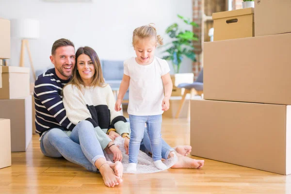 Familia Feliz Mudarse Nuevo Apartamento — Foto de Stock