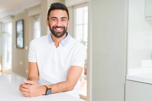 Bonito Homem Hispânico Casual Shirt Branca Casa Com Sorriso Feliz — Fotografia de Stock