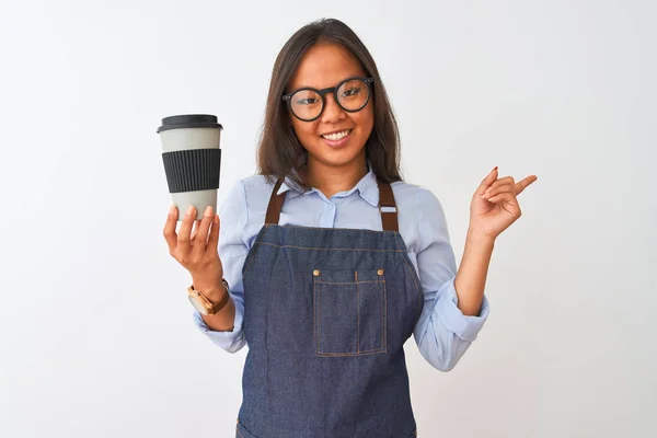 Genç Çinli Barista Kadın Izole Edilmiş Beyaz Arka Planda Kahve — Stok fotoğraf