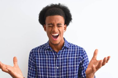 Genç Afrikalı Amerikalı bir adam, izole edilmiş beyaz arka planda dikilmiş başarıyı kutluyor kollarını kaldırmış ve gözlerini kapamış heyecanlı çığlıklar atıyordu. Kazanan konsept