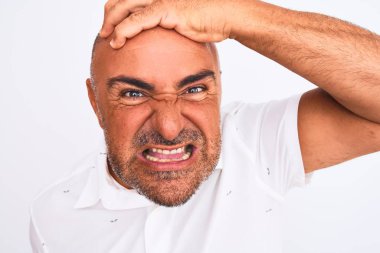 Soyutlanmış beyaz arka planda duran zarif gömlekli, orta yaşlı yakışıklı bir adam. Elleri başının üstünde, utanç ve şaşkınlık dolu, sinirli ve hayal kırıklığına uğramış bir halde. Hata için korku ve üzüntü.