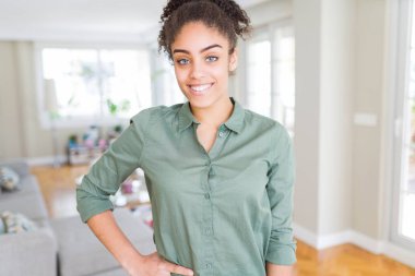 Güzel genç Afrikalı Amerikalı kadın neşeli, dinozor gülümsüyor