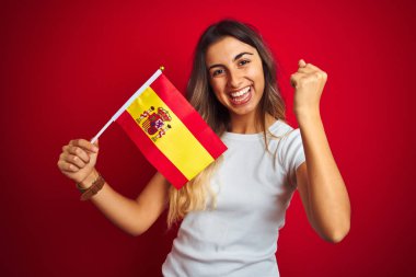 İspanyol bayrağını kırmızı arka planda tutan genç ve güzel bir kadın gururla bağırıyor ve zaferi ve başarıyı kutluyor çok heyecanlı, coşkulu bir duygu.