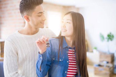 Genç Asya çift tutan Keys bu yeni ev, gülümseyen mutlu ve 