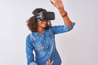 Genç afro-amerikan genç kız gözlük kullanarak sanal gerçeklik oyunu oynuyor