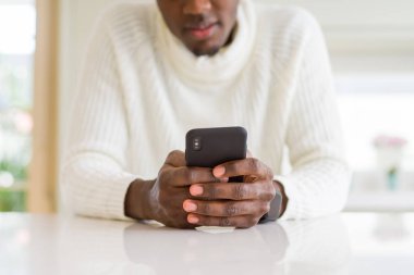 Smarpthone kullanarak Afrika adam elinde yakın çekim